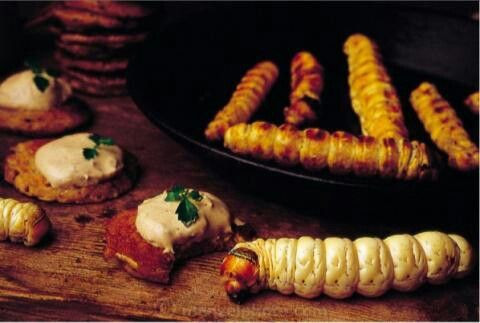 Thường phải mất khoảng hai phút mỗi bên để thịt trở nên trắng thơm và da giòn hơn. Thịt sâu nướng có vị giống như gà hoặc tôm sú nướng và được chấm với nước sốt đậu phộng.