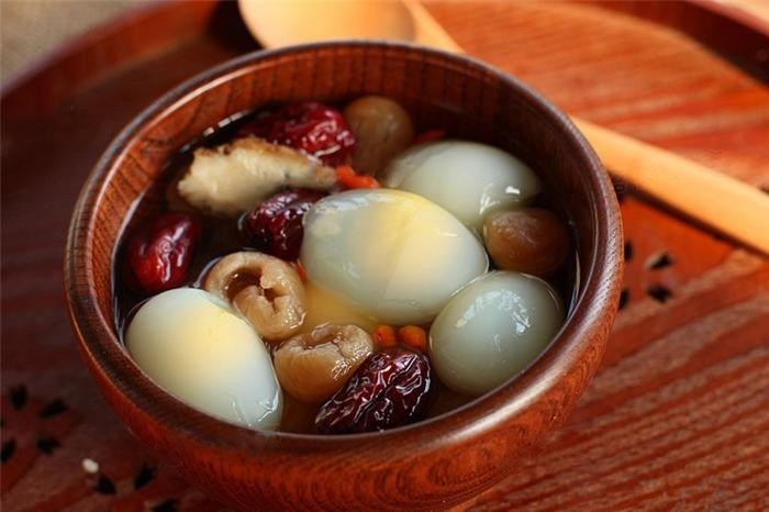 Theo các bác sĩ đông y cho hay, trứng gà kết hợp với kỷ tử được xem là bài thuốc quý với tác dụng bổ thận tráng dương, tăng khả năng đàn ông, đem lại hiệu quả chỉ sau 5 ngày sử dụng. Chuẩn bị: 30g hạt kỷ tử, 1 quả trứng gà luộc chín trứng rồi bóc vỏ. Cho trứng vào nồi nước, thêm kỷ tử, nấu đến khi chín thì tắt bếp và ăn khi còn ấm. Liên tục trong 1 liệu trình dài 3-5 ngày, sau đó dừng một vài ngày rồi lại tiếp tục tùy vào thể trạng bệnh mỗi người.