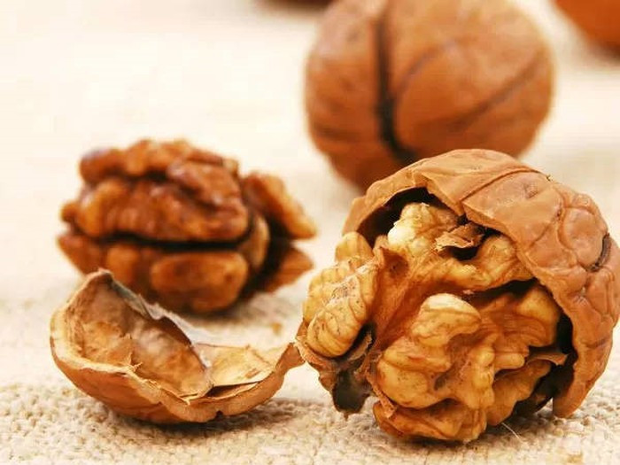 Người lớn mỗi ngày ăn 5 – 10 hạt óc chó, trẻ em ăn 3 hạt hoặc ngâm 5 muỗng cà phê bột óc chó cùng 3 muỗng cà phê bột mè đen trong 350ml nước nóng và thêm một ít mật ong, khuyến nghị mỗi buổi sáng nên uống một ly.