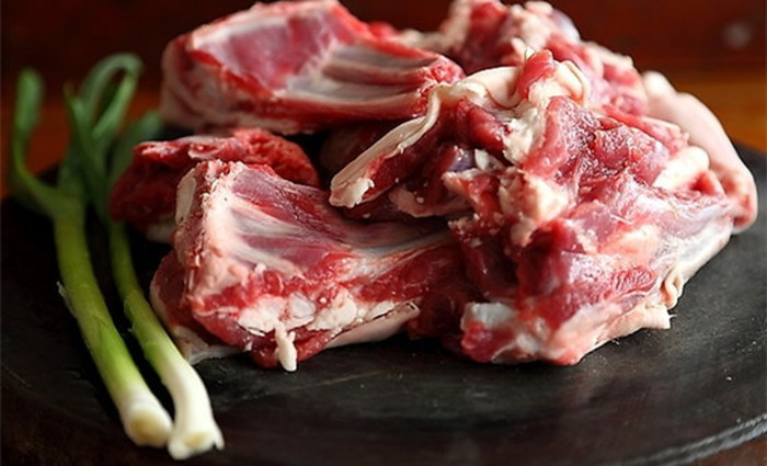 Thịt dê: Các chuyên gia thường so sánh thịt dê với nhân sâm, nó được coi là thực phẩm đứng đầu giúp cơ thể cường tráng, nhiều năng lượng. Thịt dê không chỉ có hàm lượng dinh dưỡng cao mà còn chứa một lượng hormone giới tính, là một món ăn giúp nâng cao ham muốn “yêu”.