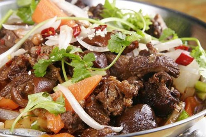 Thịt chó có thành phần làm nóng, có tác dụng tốt trong việc bổ thận tráng dương, làm ấm dạ dày và lá lách. Mùa lạnh ăn thịt chó có thể tăng năng lượng, hỗ trợ người bị chứng bất lực, xuất tinh sớm.