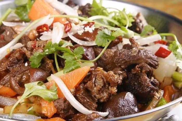 Thịt chó có thành phần làm nóng, có tác dụng tốt trong việc bổ thận tráng dương, làm ấm dạ dày và lá lách. Mùa lạnh ăn thịt chó có thể tăng năng lượng, hỗ trợ người bị chứng bất lực, xuất tinh sớm.