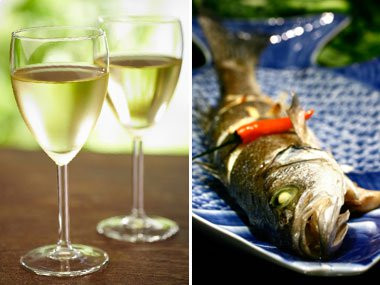 Rượu vang và cá giúp hấp thụ nhiều acid béo omega-3 chống lại bệnh tật hơn: Các nhà nghiên cứu Italia nhận thấy rằng những phụ nữ uống ít nhất 1 ly rượu vang mỗi ngày có thể hấp thu lượng chất béo omega-3 trong máu cao hơn từ các loại cá như cá hồi và cá mòi. Tuy nhiên, bạn chỉ nên uống 1 - 2 ly rượu vang/ngày. Ảnh: RD.