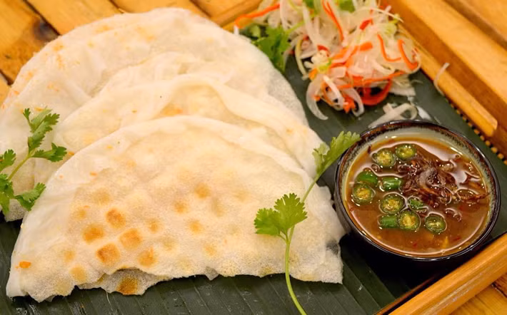 Bánh tráng đập: Người con xứ Quảng không ai xa lạ với món ăn vặt dân dã gắn liền tuổi thơ có giá bình dân này. Bánh tráng đập dập có 2 lớp bánh tráng giòn bên ngoài, bên trong là bánh ướt mềm dẻo. Ảnh: Zing.