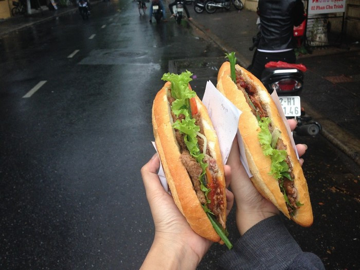 Bánh mì Hội An không giống bánh mì những vùng khác, nó hơi dài dẹt và nhọn ở hai đầu. Thế nên khi bỏ nhân vào, phần nhân phồng lên, ổ bánh kẹp không hết, khiến ổ bánh mì nhìn căng phồng, hấp dẫn và đã con mắt vô cùng. Ảnh: Mytour.