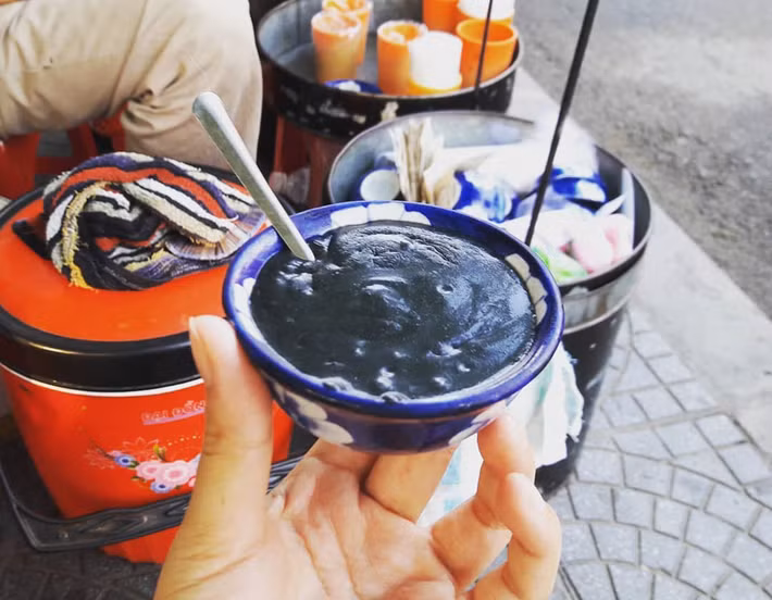 Xí mà: Thêm một món ngon của phố cổ Hội An ở Quảng Nam khiến không ít du khách quốc tế săn lùng, tìm kiếm. Xí mà còn được biết đến như món chè mè đen nóng hổi, bổ dưỡng của người dân Hội An. Ảnh: Zing.