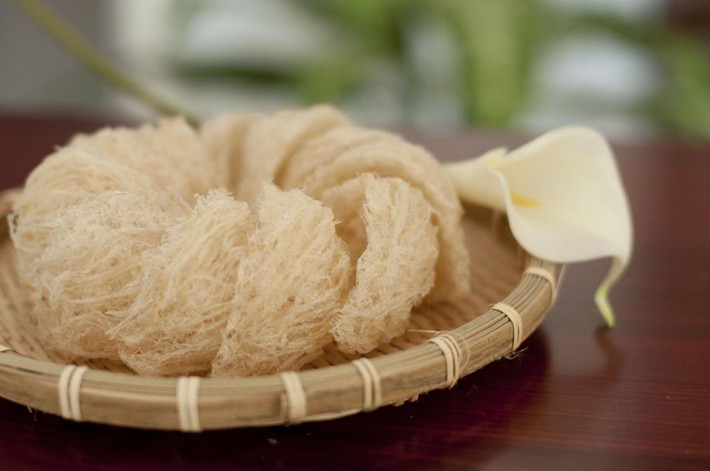 Từ thời xưa, yến sào đã được khai thác tại các đảo Yến ở ngoài khơi tỉnh Khánh Hòa để cung tiến các vua chúa. Yến sào có thể được chế biến thành nhiều món như nước yến, huyết yến, chè yến, súp yến.