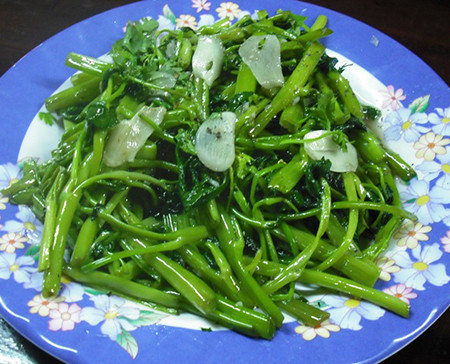 Màu sắc, hương vị mộc mạc nhưng hài hòa từ món ăn dân dã này đã hấp dẫn các giác quan của nhà vua. Từ đó, theo lệ hằng năm khi vào vụ, người dân nơi đây hái rau làm vật phẩm để tiến vua.