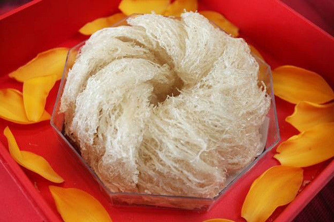 Yến sào: Được làm từ nước dãi của những con chim yến, yến sào (tổ chim yến) là một đặc sản có hương vị rất hấp dẫn và giá trị dinh dưỡng cao.