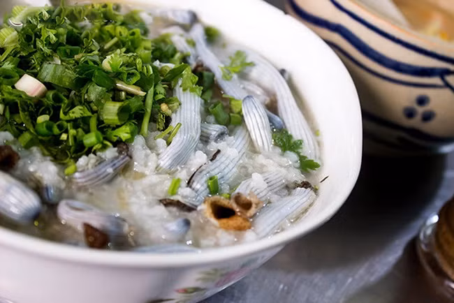 Sá sùng ngoài là món ăn ngon bổ dưỡng, còn có tác dụng tăng cường sinh lực, là phương thuốc chữa bệnh hiệu quả, chính vì thế sá sùng có giá siêu đắt mà nhiều khi vẫn “cháy hàng” vì loài sá sùng rất khó đánh bắt. Bởi thế, món ăn này xưa kia chỉ có vua chúa mới đủ điều kiện thưởng thức.