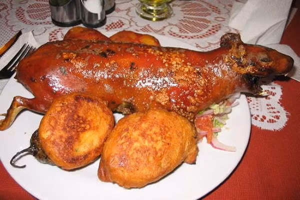 Ngày càng nhiều du khách quốc tế tò mò hoặc ham khám phá ẩm thực địa phương nên nhiều nhà hàng ở Peru đã cho cuy vào thực đơn. Ảnh: Internet.