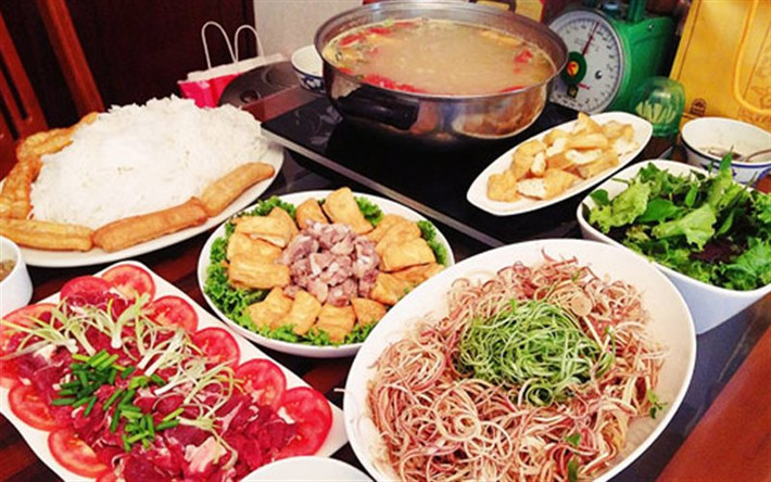 Chúng ta có thể thưởng thức món lẩu cực ngon này tại các quán lẩu trên phố Phó Đức Chính với giá nồi lẩu cho 4 người có giá khoảng 400.000 – 500.000 đồng hoặc vỉa hè ngã 3 Nguyễn Du – Lê Duẩn với đặc sản lẩu riêu cua sườn sụn, thêm chả cá khá ngon, giá lại bình dân, chỉ từ 300.000 – 400.000 đồng/nồi cho 4 người. Ảnh: Cooky.