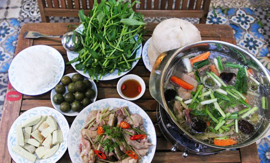 Lẩu vịt om sấu là thứ quà của mùa thu Hà Nội, quả sấu có vị chua đặc trưng tạo nên nồi lẩu vô cùng hấp dẫn. Vịt nấu lấu thường là vịt hơi già, sấu còn xanh thêm chút nước dừa, để nồi nước dùng có vị hài hòa. Những đồ ăn kèm gồm có khoai môn, mỳ chũ…Ảnh: Internet.