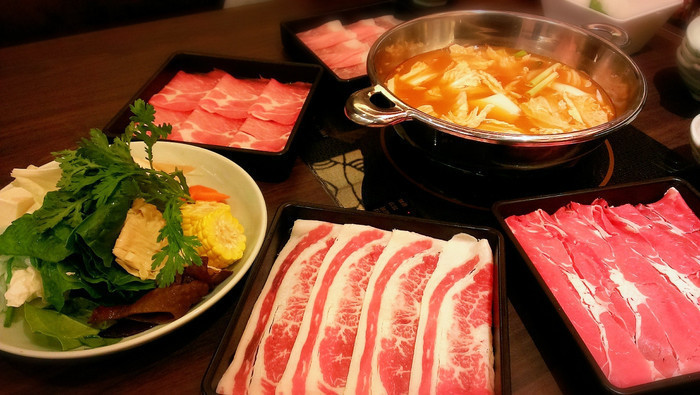 Các set buffet ăn thỏa thích thịt bò, nào là bắp bò, gân bò, gầu bò... cùng các loại rau, nấm tươi ngon. Những quán lẩu bò Mỹ giới trẻ Hà Nội thường đến là Food House, lẩu Yang, lẩu Phan… Ảnh: Gofood.