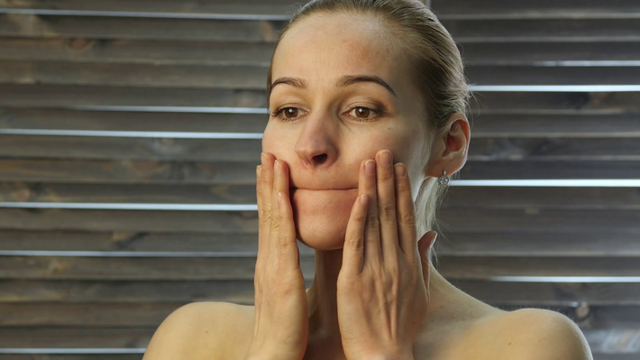 Thường xuyên massage mặt để xóa nếp nhăn trên mặt: Khuôn mặt là phần duy nhất trên cơ thể nơi các cơ được gắn trực tiếp vào da. Massage liên tục không góp phần làm mịn các nếp nhăn hiện có.