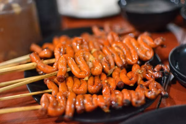 Gà nướng Isaw: Độc đáo trong cách chế biến khiến cho món gà nướng Isaw thu hút thực khách. Từ những dải mề gà, chân gà, cánh, đầu đều được làm sạch sẽ sau đó xiên vào que và nướng trên than hồng. Mùi thơm giòn ngon béo ngậy khiến nhiều thực khách không thể bỏ qua.