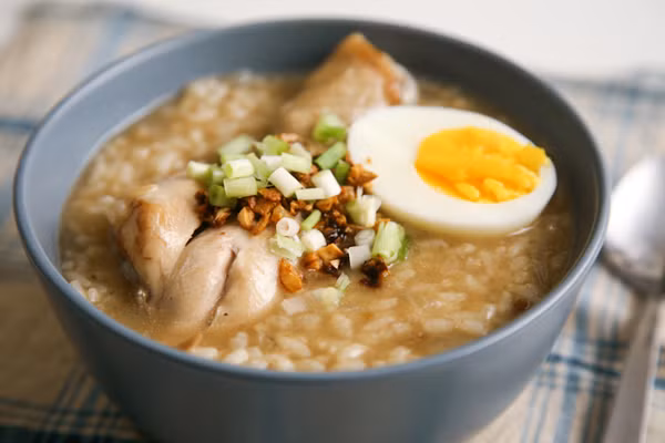 Cháo Arroz Caldo: Được ninh cùng với thịt gà và kết hợp với gừng, món cháo Arroz Caldo được người dân Philippines đặc biệt yêu thích. Bạn có thể bắt gặp những hàng quán bán món cháo này khắp nơi ở vỉa hè của đất nước này. Ảnh: Internet.