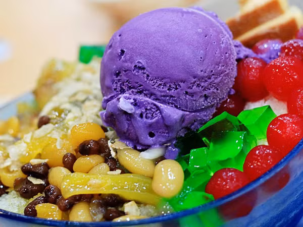 Halo Halo là tên gọi của một trong những món ăn vặt đặc trưng của Philippines. Cốc Halo Halo gồm đủ các loại quả như mít, hồng xiêm, đu đủ, chuối; các loại đậu như đậu đỏ, đậu xanh, đậu trắng...