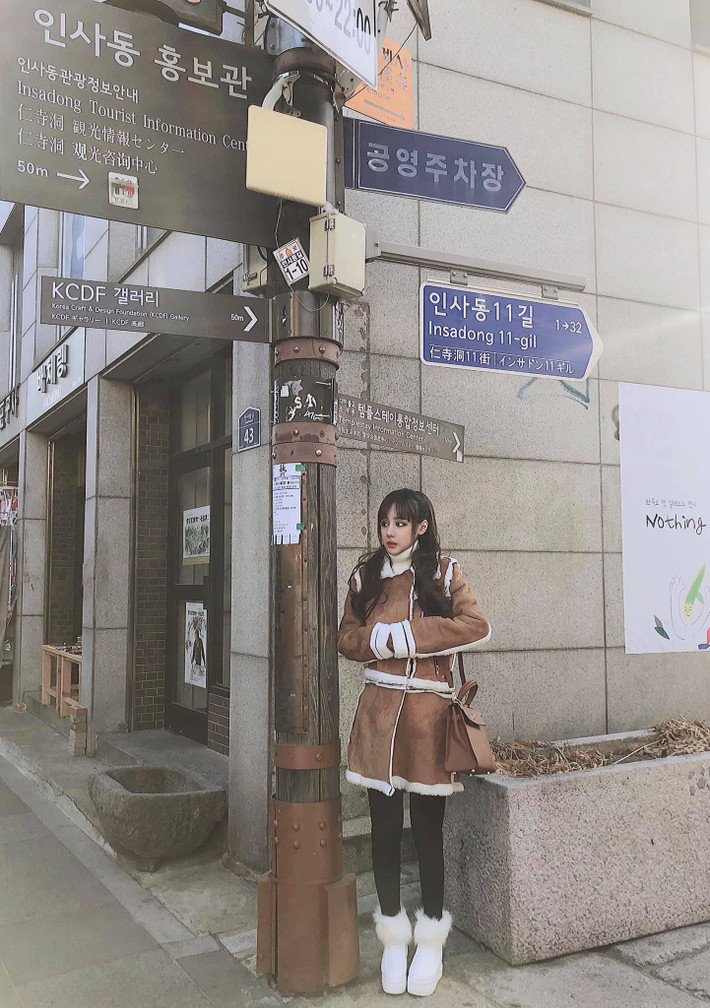 Người đẹp thường xuyên đăng ảnh ăn mặc sang chảnh và check in ở nhiều điểm du lịch trên thế giới.