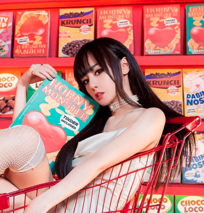 Trên trang cá nhân có hơn 30 nghìn người theo dõi, Bella thường xuyên đăng ảnh khoe cuộc sống sang chảnh, gu ăn mặc sành điệu cùng cách tạo dáng gợi cảm.