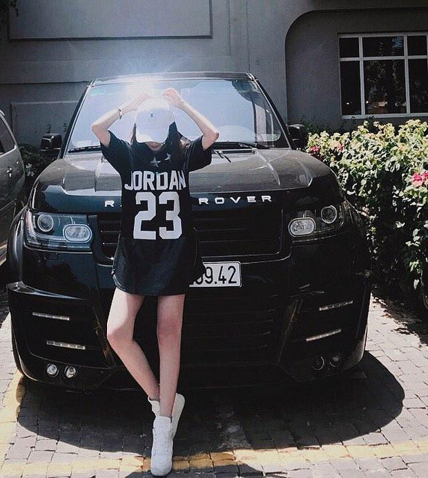 Người đẹp khoe cặp chân dài với mốt thời trang "giấu quần" chụp ảnh bên siêu xe.