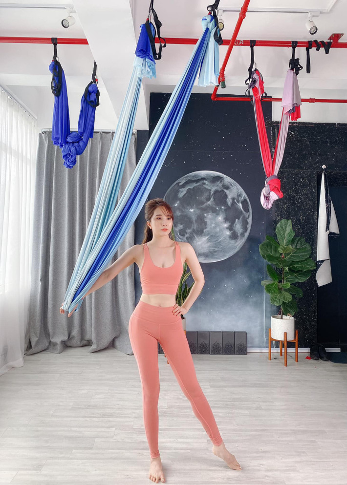 Với một sợi dây treo cao 3m từ sàn nhà, người tập môn này được hỗ trợ ở những tư thế yêu cầu trồng cây chuối hoặc ngửa ra sau. Dây treo có khả năng chịu trọng lượng hơn 900kg để an toàn cho người tập mà vẫn giữ được độ mềm mại.