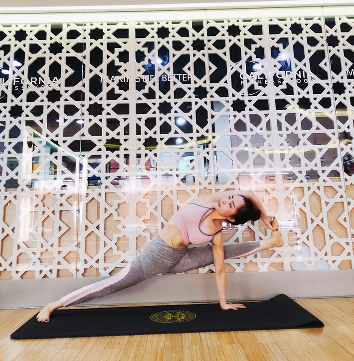 Quỳnh Nga gợi cảm hơn, có cơ thể dẻo dai nhờ kiên trì luyện tập yoga. Dù chỉ cao 1m59 nhưng nữ diễn viên sinh năm 1988 vẫn gợi cảm hút mắt nhờ số đo 3 vòng chuẩn như người mẫu.