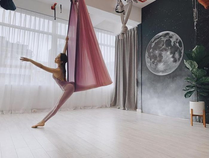 Khác với nhiều người đẹp khác, Quỳnh Nga không chỉ tập yoga thông thường mà cô đã trải nghiệm yoga đung đưa trên võng hay còn gọi là yoga bay.