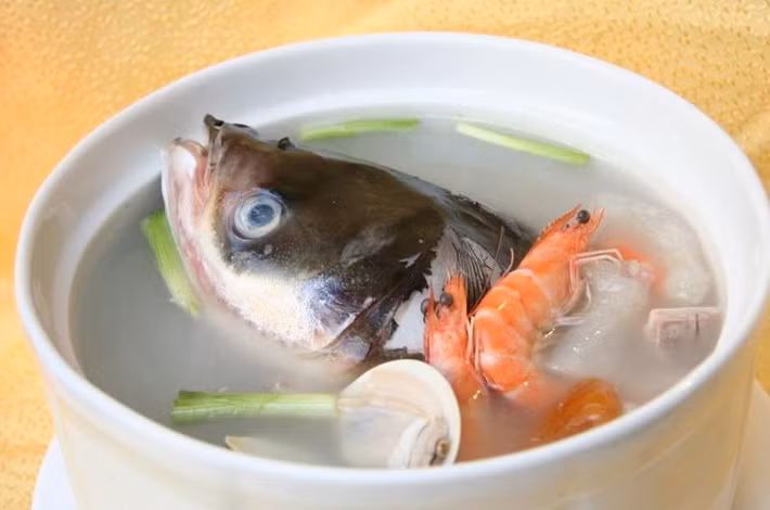 Các loại cá nhập khẩu hoặc cá được nuôi trong các vùng biển ở nước ngoài có nguy cơ nhiễm kim loại nặng và thủy ngân cao như: cá kiếm, cá ngừ, cá vược, cá kình… Vì thế, việc ăn cá có nhiễm kim loại hay thủy ngân sẽ tích tụ trong cơ thể và ảnh hưởng tới sức khỏe đặc biệt là gan. 