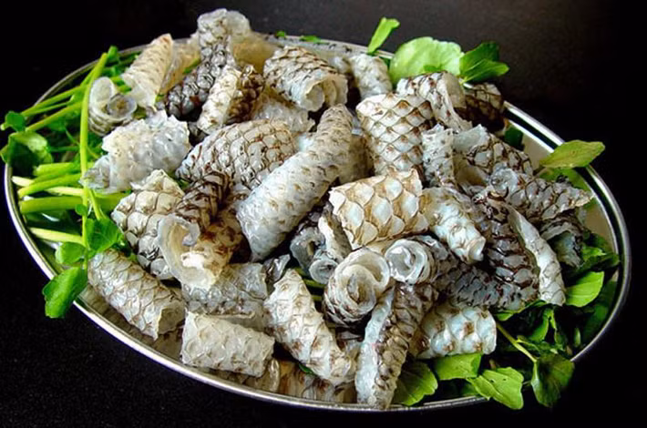 Thế nhưng, da cá không nhiều nên nếu tích lũy cũng chỉ là một lượng rất nhỏ. Dù vậy, bạn vẫn nên hạn chế ăn một cách chừng mực. Ảnh: Internet.