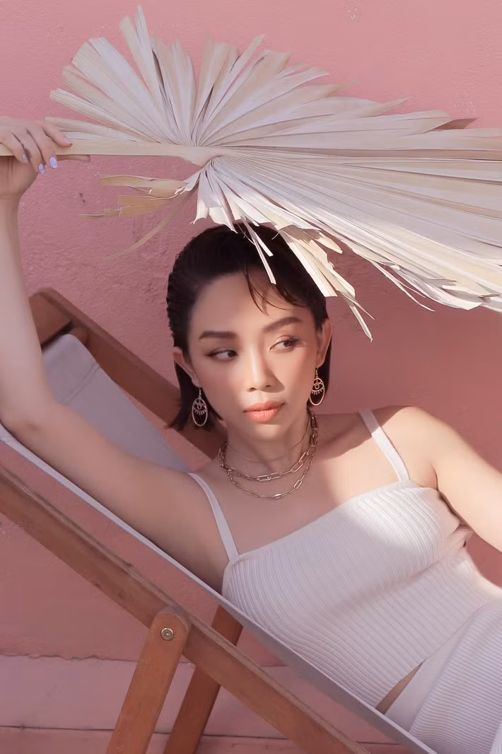 Cô chia nguyên liệu làm 2 phần, phần màu xanh gồm cần tây và rau chân vịt cắt nhỏ được đem xay trước với nước. Phần vàng xay sau gồm dứa cắt nhỏ bảo quản trong ngăn đá và chuối chín. Sau đó thêm một chút nước cốt chanh và mật ong hoặc mật agave vào hỗn hợp để có hương vị dễ uống hơn. Ảnh: FBNV. 