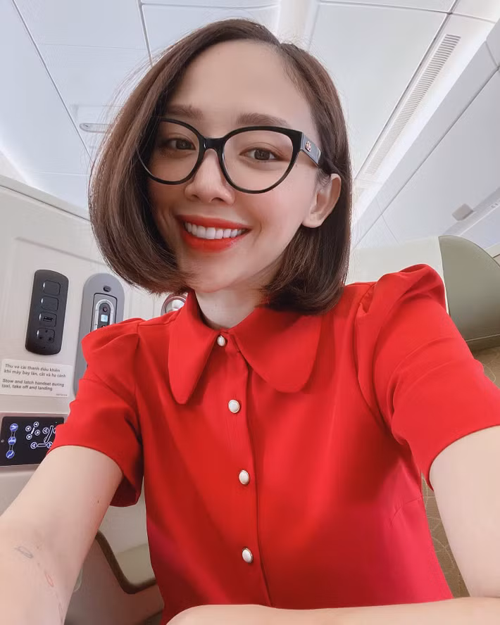 Có thể thấy, gương mặt trước khi tẩy trang và sau khi tẩy trang của cô nàng trông không khác nhau là bao, thậm chí mặt mộc của cô nàng còn được các fan khen ngợi hết lời.