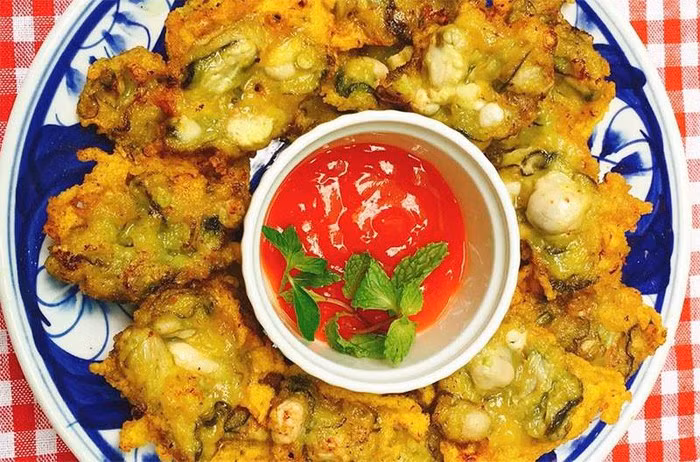 Hàu chiên: 200 g ruột hàu, 0,5 g bột mỳ hay bột chiên, 1 quả trứng gà. Cho bột vào bát, đập trứng gà vào trộn đều. Cho chảo lên bếp, đổ dầu vào; cho ruột hàu nhúng vào bát bột rồi cho vào chảo mỡ nóng chiên chín. Nên ăn nóng.