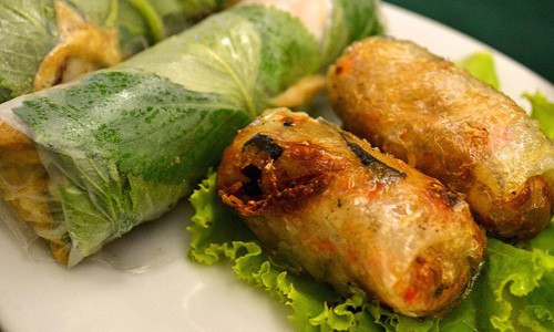 Gỏi cuốn là món ăn hấp dẫn khác được CNN giới thiệu với độc giả. Món ăn này được chế biến từ thịt lợn hoặc hải sản, rau xà lách.