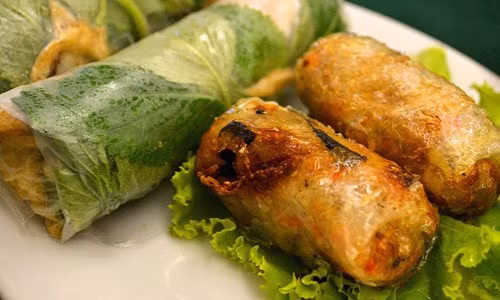 Gỏi cuốn là món ăn hấp dẫn khác được CNN giới thiệu với độc giả. Món ăn này được chế biến từ thịt lợn hoặc hải sản, rau xà lách.