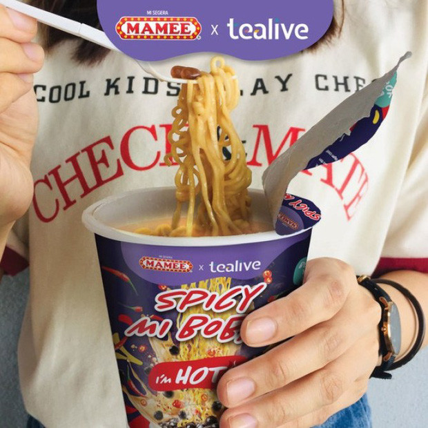 Đây là màn bắt tay hợp tác giữa thương hiệu mì MAMEE và hãng trà sữa nổi tiếng Tealive của Malaysia. Món mì mới mang tên Spicy Mi Boba, đi kèm với gói hương vị trà sữa thay cho súp gia vị thông thường và một gói trân châu thứ thiệt.