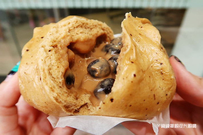 Người đầu bếp chế biến vỏ bánh bao giống với cách thông thường, chỉ khác là thêm nguyên liệu bột trà. Phần nhân bên trong là sốt trà sữa và không thể thiếu những hạt trân châu nóng hổi, dẻo thơm, ngọt đậm vị đường đen.