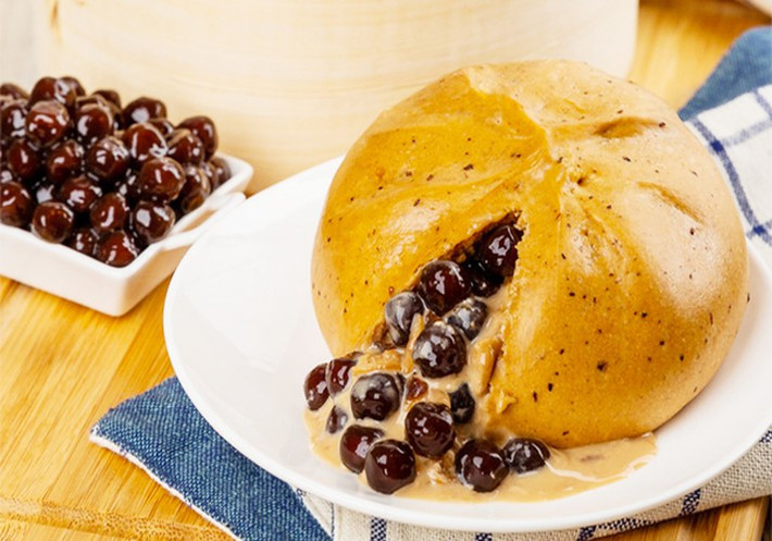 Trước đó, rất nhiều món ăn biến tấu với trà sữa trân châu nhận được hưởng ứng nhiệt tình của giới trẻ. Điển hình phải kể tới món bánh bao trà sữa trân châu ở Đài Loan.