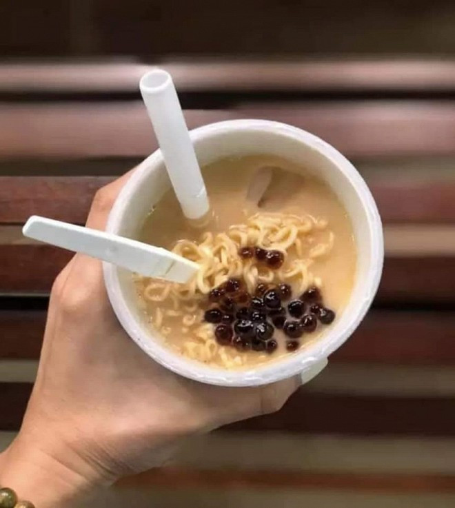 Tuy chỉ có một hương vị nhưng bạn có thể thưởng thức mì tôm trà sữa trân châu theo 2 cách: nấu nóng hoặc ăn lạnh tùy theo sở thích của mỗi người. Theo quảng cáo của Tealive, chỉ cần thêm đá vào mì là có thể biến nó thành một ly mì lạnh đầy sảng khoái.