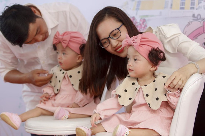 Sáng nay, Bệnh viện Nhi đồng Thành phố (TP.HCM) đã tổ chức lễ xuất viện cho cặp song sinh Trúc Nhi - Diệu Nhi sau 3 tháng trải qua ca phẫu thuật tách rời vào ngày 15/7. Hai bé rất tươi tỉnh và tự ngồi rất vững, tự đứng được với trục chân thẳng nhờ sự hỗ trợ của cha mẹ. Ảnh: PLO.