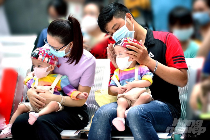 Tối ngày 6/10, BS Trương Quang Định viết lên trang cá nhân: “Thấm thoát gần 3 tháng mệt nhoài trong bệnh viện, ngày mai hai con sẽ được về với tổ ấm gia đình, được vui đùa đắm mình trong vòng tay yêu thương của ông bà, cha mẹ...”. Ảnh: NNVN