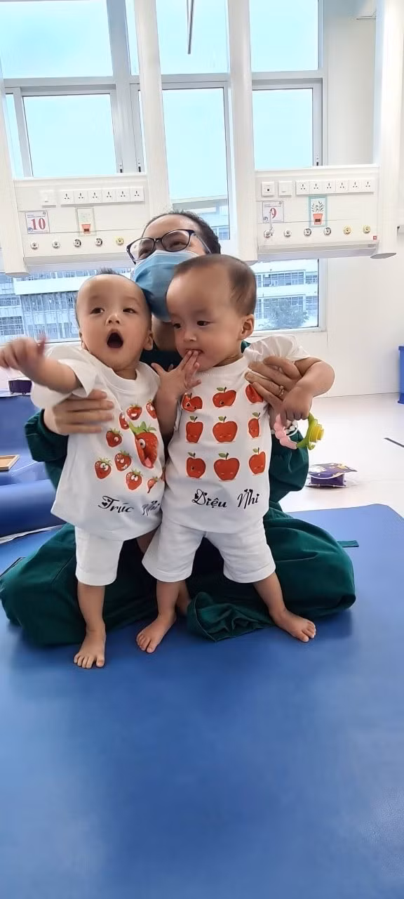 Tại lễ xuất viện, TS-BS Lê Thanh Hùng, Trưởng Khoa Ngoại thận-Tiết niệu (BV Nhi đồng 1) chia sẻ trên báo Pháp luật TP HCM, Trưởng ê kíp ngoại niệu ca phẫu thuật tách dính Song Nhi, chia sẻ ca phẫu thuật cho Song Nhi thành công ngoài mong đợi.