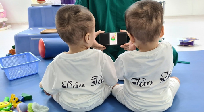 Thời gian 3 tháng hậu phẫu, các y bác sĩ tham gia ca đại phẫu đều hồi hộp và lo lắng, nay chứng kiến giây phút song Nhi được xuất viện, BS Hùng chia sẻ cảm thấy niềm vui mới trọn vẹn và ý nghĩa hơn nhiều.