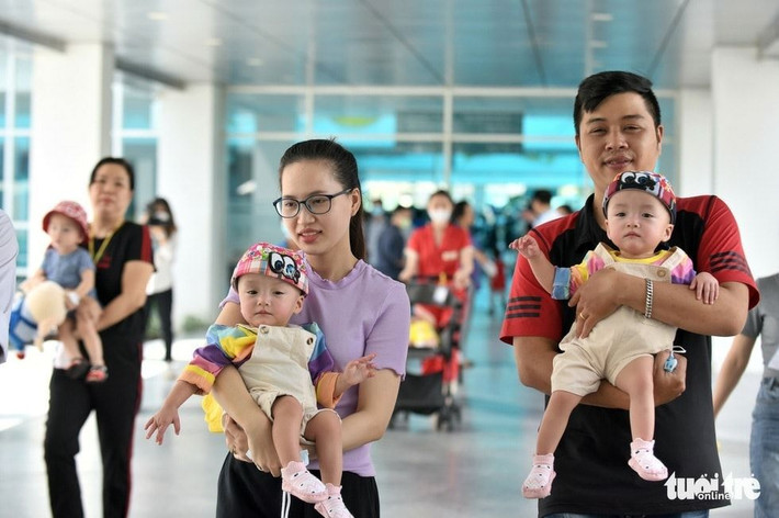 Bác sĩ Định cũng không quên nhắn nhủ Song Nhi trước khi xuất viện rằng: “Cuộc hành trình trở về yêu thương của 2 con đã đi gần cuối con đường. Các con hãy thương yêu ba mẹ mình nhiều hơn nữa nhé, bởi vì họ chính là những người can đảm nhất trong chuyến đi bão táp của 90 ngày qua tại bệnh viện Nhi Đồng Thành Phố”. Ảnh: Tuổi trẻ.