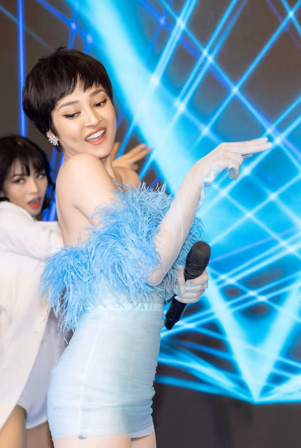 Vì có vóc dáng đẹp nên nữ ca sĩ rất chăm chỉ diện những kiểu váy ngắn, thậm chí nhiều lúc khiến người xem bị lầm tưởng là áo để tôn lên đôi chân dài miên man.