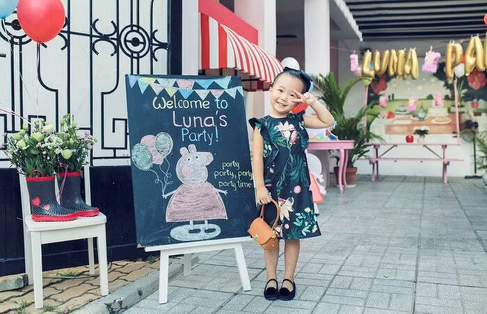 Luna (con gái nghệ sĩ múa Linh Nga) là một trong những nhóc tì ăn mặc sành điệu nhất showbiz Việt. Luna cũng được mẹ chăm chút về trang phục mỗi lần xuất hiện trước công chúng.