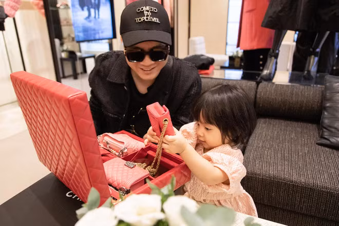 MyMy, một trong 6 người con nuôi của NTK Đỗ Mạnh Cường, được bố đầu tư trang phục, phụ kiện hàng hiệu đắt đỏ, đơn cử như mẫu túi có giá hơn trăm triệu đồng.