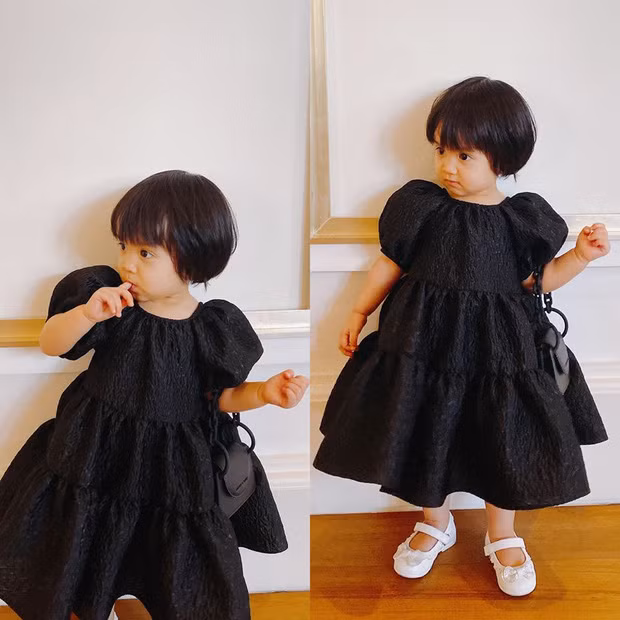 Công chúng từng thấy cô nhóc xách chiếc túi Jacquemus dòng Chiquito phiên bản mini, giá khoảng hơn 6 triệu đồng.