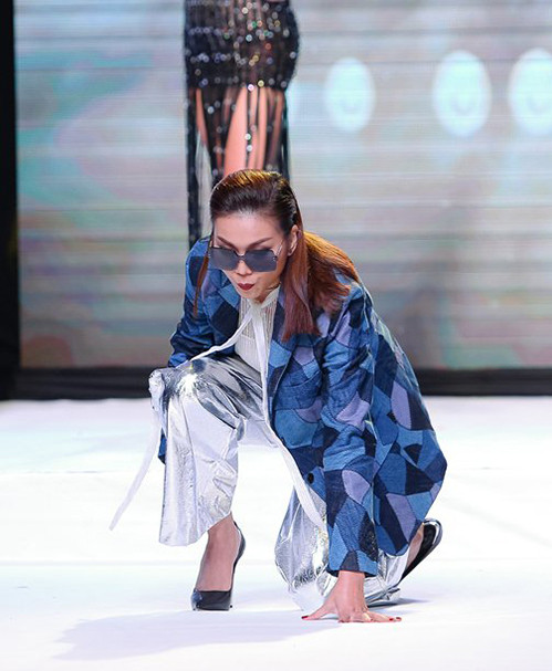 Trong buổi họp báo công bố The Face Việt Nam 2018, Thanh Hằng cũng gây bất ngờ khi "vồ ếch" trên sàn diễn. Đáng chú ý, bộ cánh của siêu mẫu có kiểu dáng tiện lợi, giày cao gót cô đi cũng không quá cao. Ảnh: Internet.