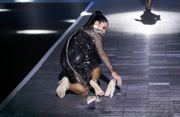 Đôi giày cao gót bất ngờ bị gãy rời phần đế khiến Thúy Hạnh ngã dúi dụi, đầu gối chà xát với bề mặt sàn runway được làm bằng đèn LED.